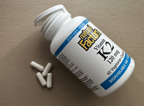 Đánh giá chi tiết Natural Factors Vitamin K2 120 mcg cho sức khỏe xương và tim mạch 10 natural factors vitamin k2 120 mcg 60 vegetarian capsules 2